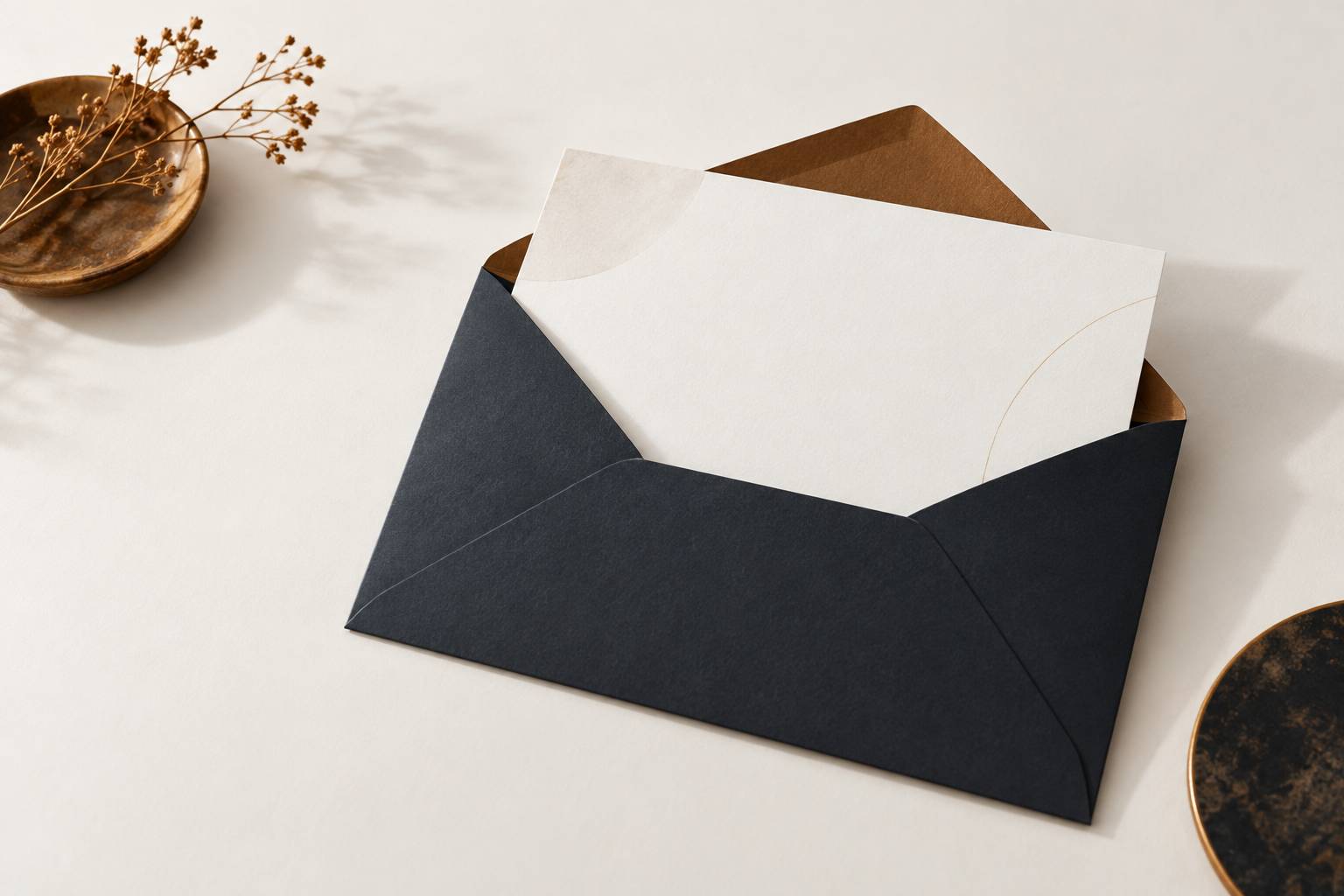Enveloppe ouverte et document administratif sans mention lisible