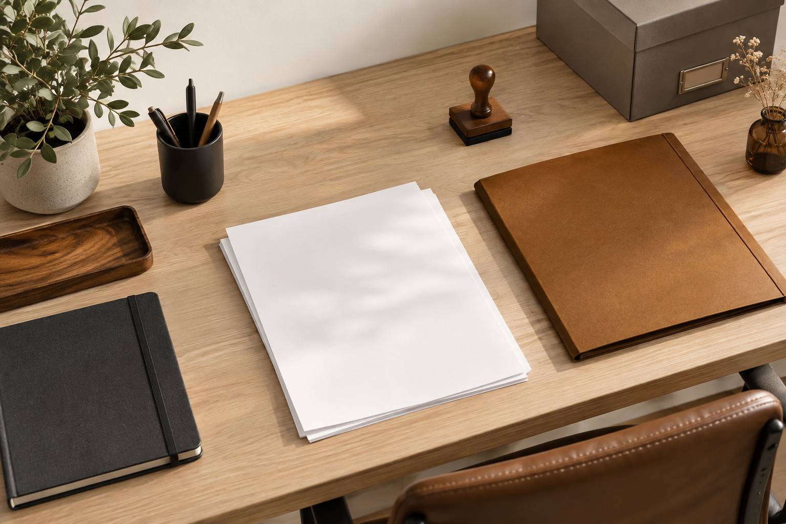 Dossier ferme et formulaire vierge sur un bureau administratif
