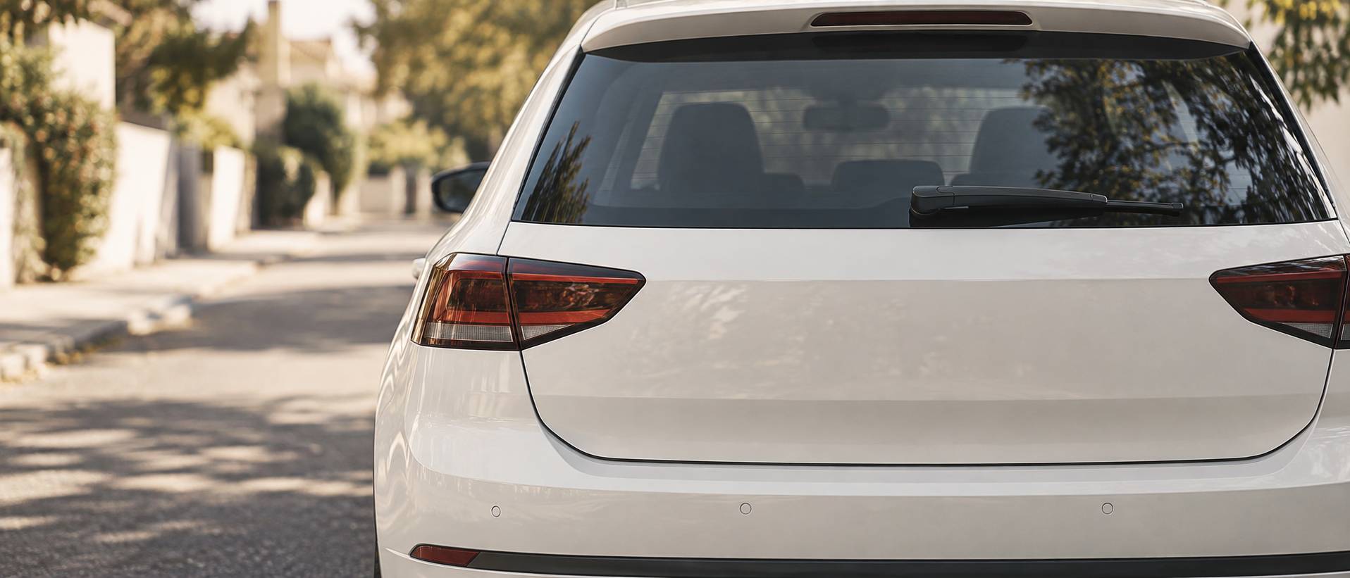 Partie arriere d'une voiture generique blanche sans sigle ni plaque lisible
