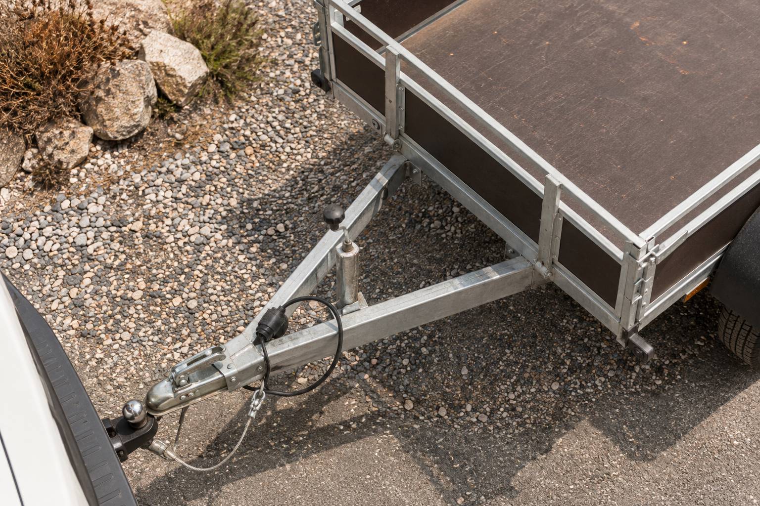Boule d'attelage, prise electrique et cable de securite d'une remorque